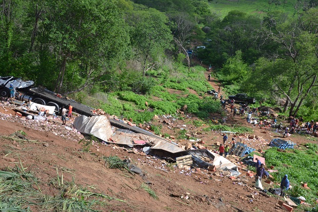 Resultado de imagem para Produtos saqueados em caminhão da Natura que tombou são vendidos no WhatsApp